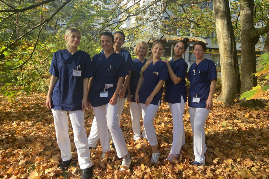 Teamomat: Sieben Pflegefachkräfte im Herbstlaub