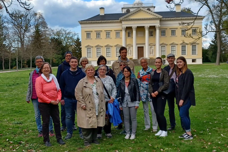 Teamomat: Gruppe von Menschen im Freien vor Schloss