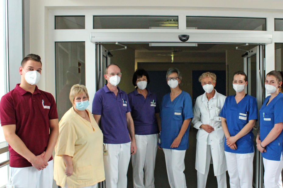 Teamomat: Das Team der Station 14b vor Eingangsbereich