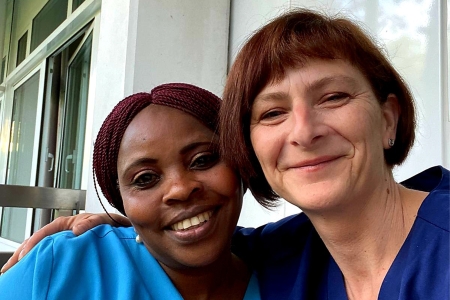 Teamomat: Zwei Pflegerinnen Arm in Arm