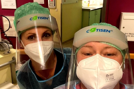 Teamomat: Zwei Frauen mit Mund-Nasen-Schutz und Visier