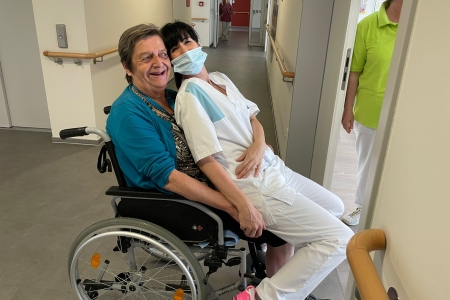 Teamomat: Kollegin in Weiß sitzt auf dem Schoß