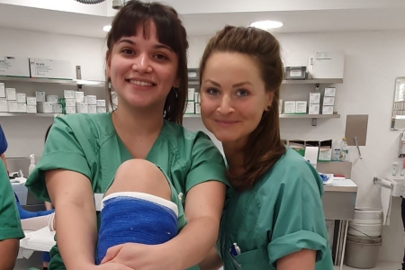 Teamomat: Zwei Kolleginnen mit eingegipstem Bein