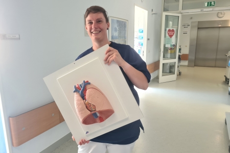 Teamomat: Pflegefachkraft hält Modell der Lunge in den Händen