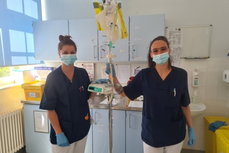 Teamomat: Zwei Kolleg*innen aus dem Fachbereich Onkologie