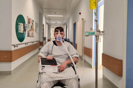 Teamomat: Mensch im Rollstuhl mit Beatmungsmaske