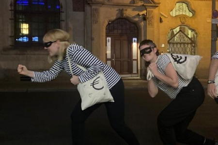 Teamomat: Zwei Frauen im Kostüm