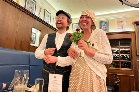 Teamomat: Zwei Menschen in Kostümierung