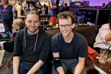 Teamomat: Zwei Männer nebeneinander in Bar