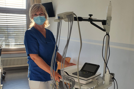 Teamomat: Kollegin mit Mund-Nasen-Schutz schiebt Patientenwagen