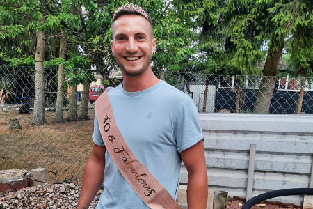 Teamomat: Junger Mann mit Geburtstags-Schärpe