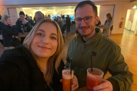 Teamomat: Mann und Frau mit Bechern in der Hand