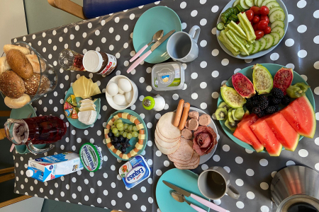 Teamomat: Reich gedeckter Frühstückstisch