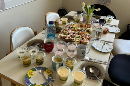 Teamomat: Reich gedeckter Frühstückstisch