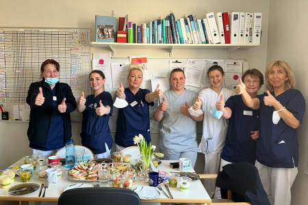 Teamomat: Das Team der Station hinter reich gedecktem Frühstückstisch