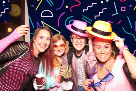 Teamomat: Vier junge Frauen mit Hüten und Sonnenbrillen in Fotobox