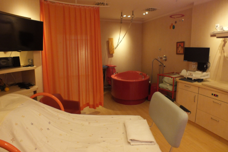 Teamomat: Blick in den Kreißsaal mit Wanne