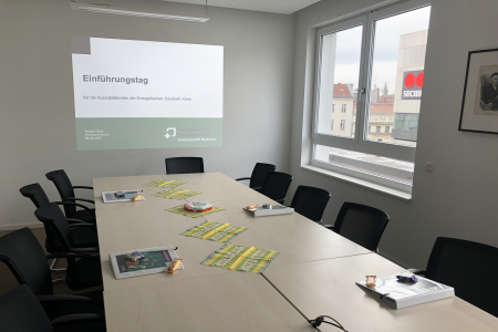 Teamomat: Blick in Raum mit Tischen, Stühlen und Beamer für Einführungstag