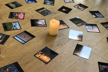 Teamomat: Kerze und Bilder auf dem Parkett