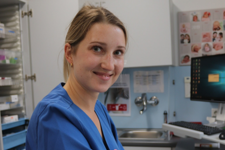 Teamomat: Weibliche Pflegefachkraft lächelt in die Kamera