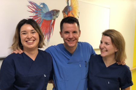 Teamomat: Drei Menschen vor einem Bild