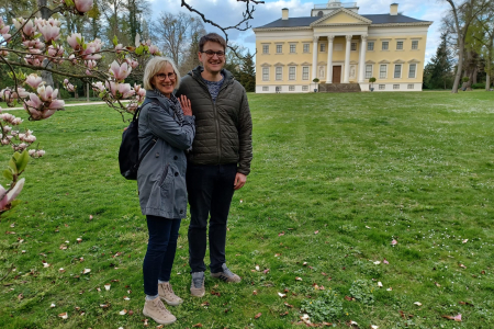 Teamomat: Mann und Frau im Freien vor Schloss