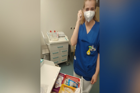 Teamomat: Weibliche Pflegefachkraft vor offener Schublade