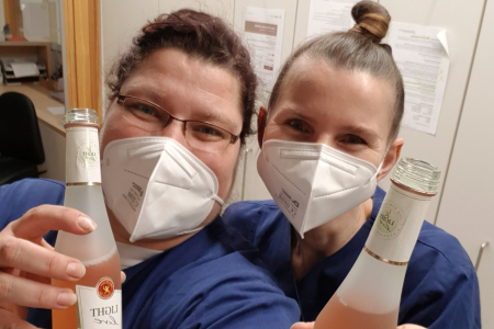 Teamomat: Zwei weibliche Pflegefachkräfte mit Flaschen in der Hand