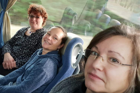 Teamomat: Drei Frauen im Reisebus