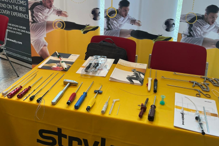 Teamomat: Tisch mit medizinischen Utensilien