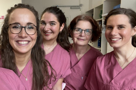 Teamomat: Vier weibliche Pflegekräfte im pinkfarbenen Kasack