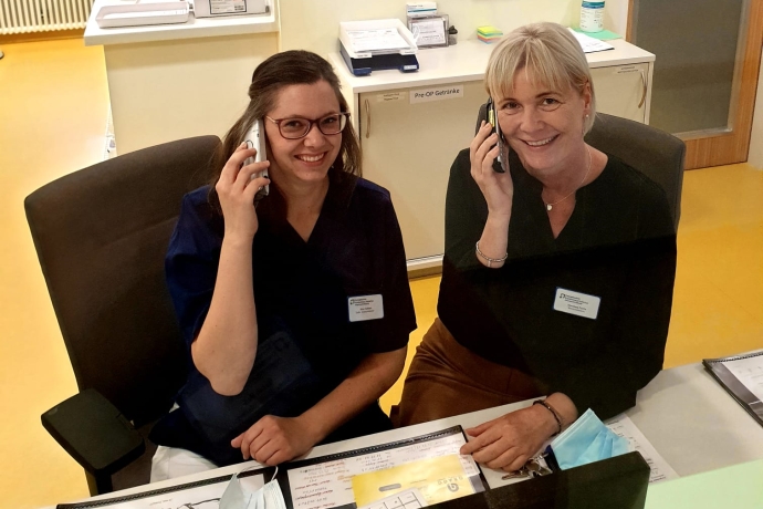  Zwei Pflegerinnen am Telefon