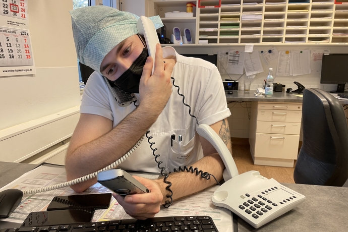 pflegefachkraft am telefon