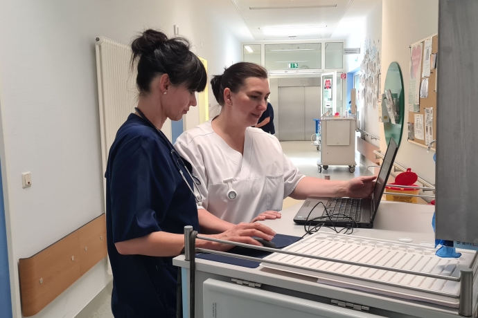 Neue Kollegin wird eingearbeitet