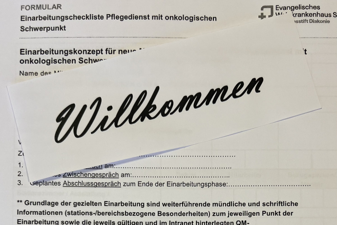 Teamomat: Zettel über Formular, auf dem "Willkommen" steht