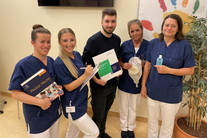 Teamomat: Fünf Praxisanleiter*innen mit Büchern