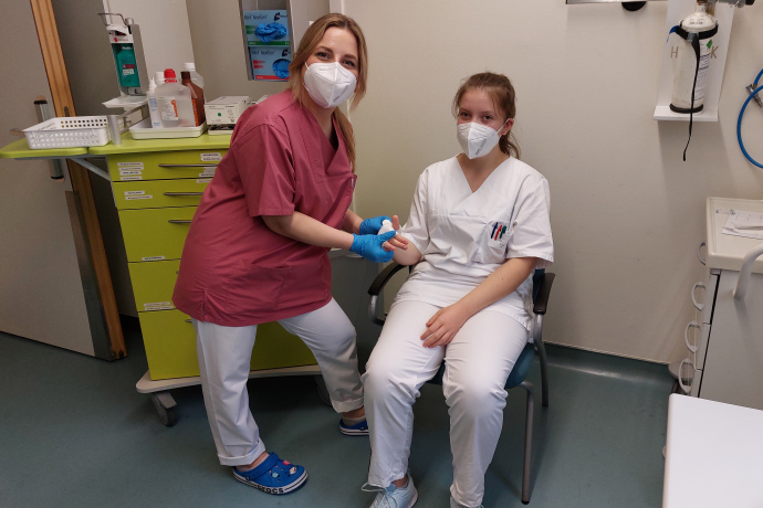 Teamomat: Zwei weibliche Pflegefachkräfte bei der Einarbeitung