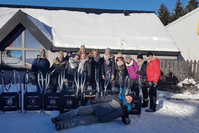 Teamomat: Gruppenfoto im Schnee vor Hütte