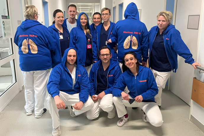 Teamomat: Pflegekräfte in blauen Jacken auf dem Stationsflur